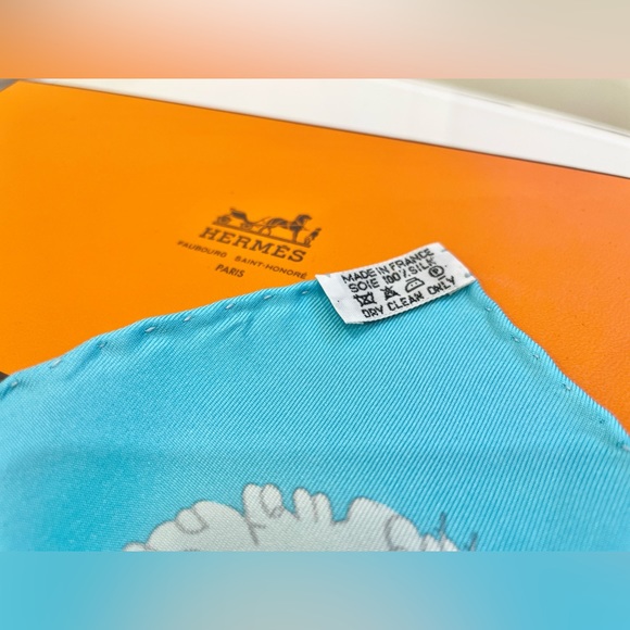 Authentic Hermès Carré Gravoche “Les Triplés” Uniquely Produced in Sky Blue - Picture 6 of 14